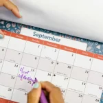 Pessoa organizando um calendário com anotações