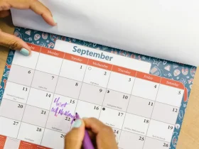 Pessoa organizando um calendário com anotações