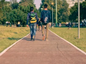 Pessoas caminhando em um lugar público ao ar livre.