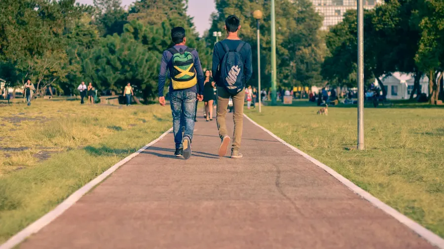 Pessoas caminhando em um lugar público ao ar livre.