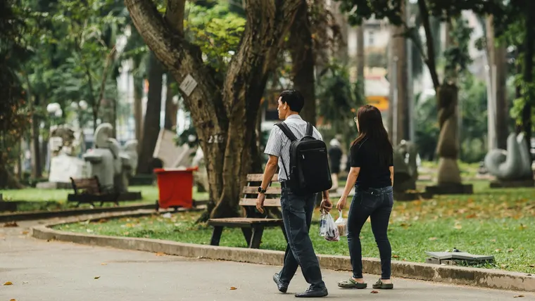 Pessoa caminhando ao ar livre em um passeio gastronômico leve