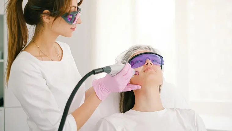 atendimento de depilação a laser em clínica
