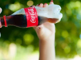 Pessoa bebendo refrigerante em close-up