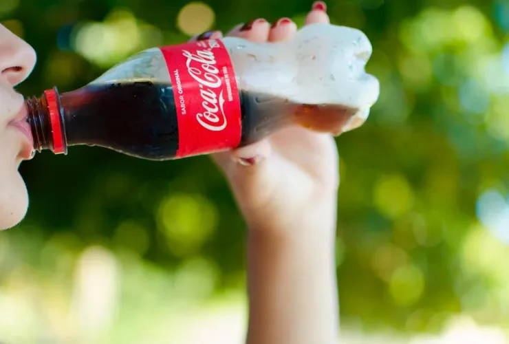 Pessoa bebendo refrigerante em close-up