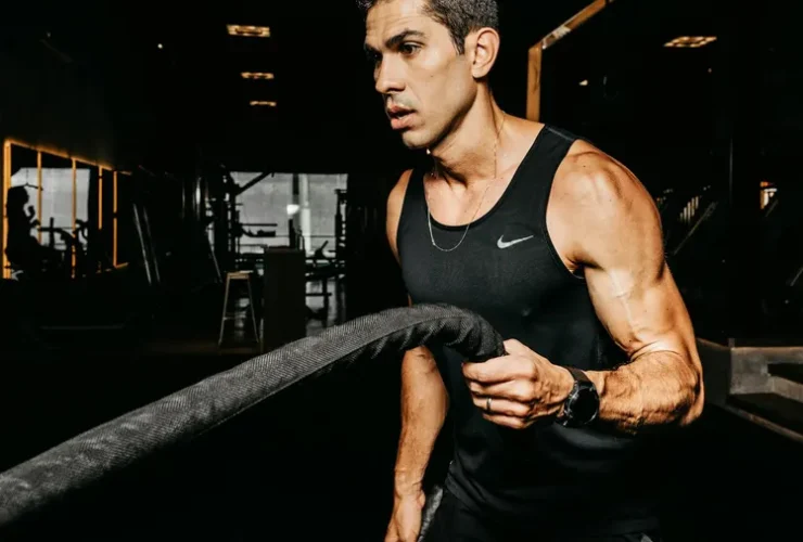 Foto profissional grátis de academia coberta, academia de ginástica, ação