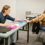 Sala de aula com alunos em ambiente escolar
