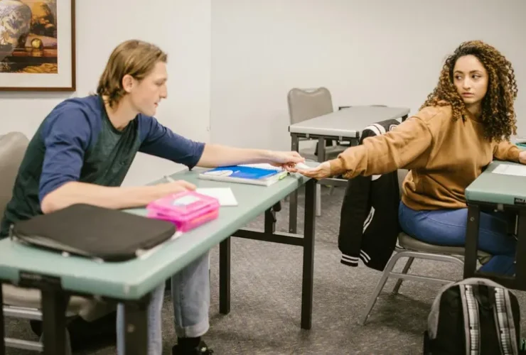 Sala de aula com alunos em ambiente escolar