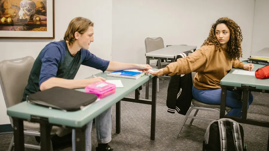 Sala de aula com alunos em ambiente escolar