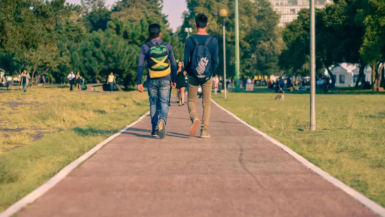 Pessoas caminhando em um parque da cidade em um dia agradável