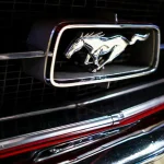 Frente de carro esportivo em detalhe