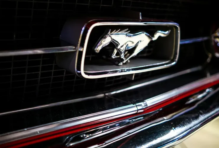 Frente de carro esportivo em detalhe