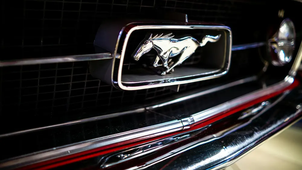 Frente de carro esportivo em detalhe